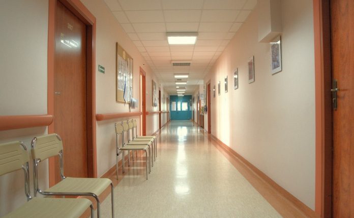 corredor hospital foto DR 696x463 1