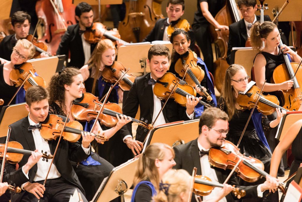 Orquestra Jovem Europeia por Peter Adamik web