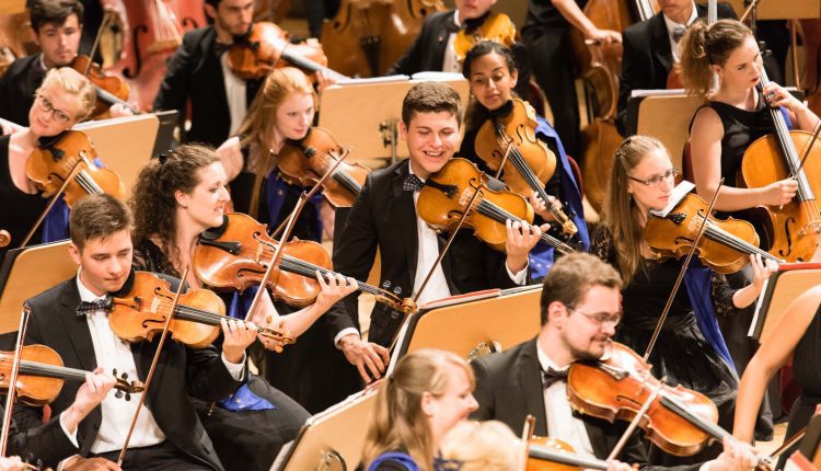 Orquestra Jovem Europeia por Peter Adamik web