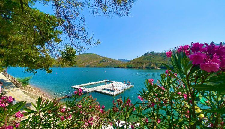 Montagem Praia Fluvial do Lago Azul