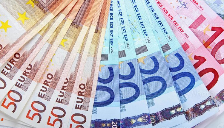 755439 notas de euro em dinheiro foto