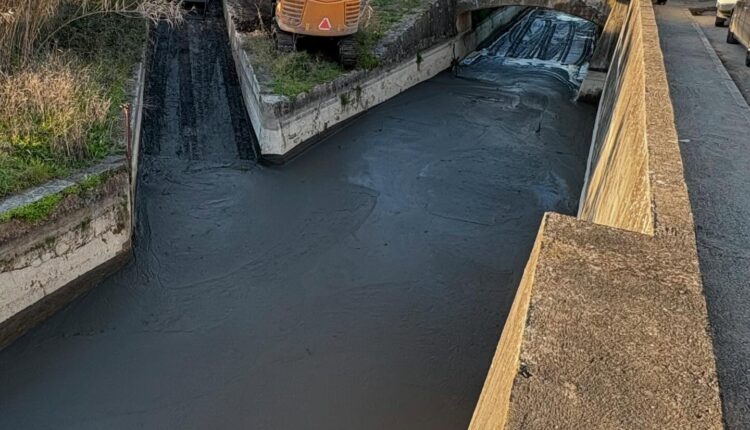 Vala da antiga Fiação está ser limpa.
