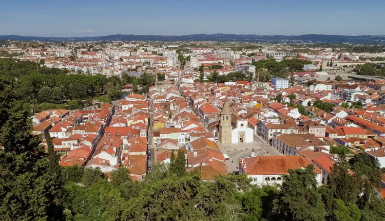 Tomar é uma das cidades que tem um dos centros históricos mais peculiares e impactantes da região do Médio Tejo.