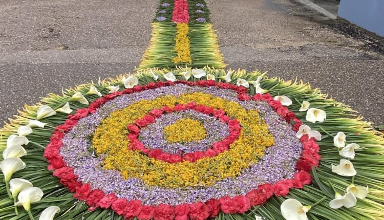 Olalhas mostra arte na decoração das ruas para o culto do Senhor dos Passos