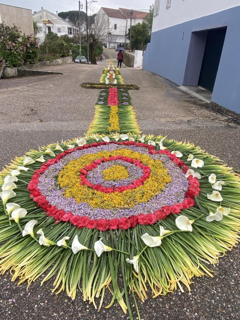 Olalhas mostra arte na decoração das ruas para o culto do Senhor dos Passos