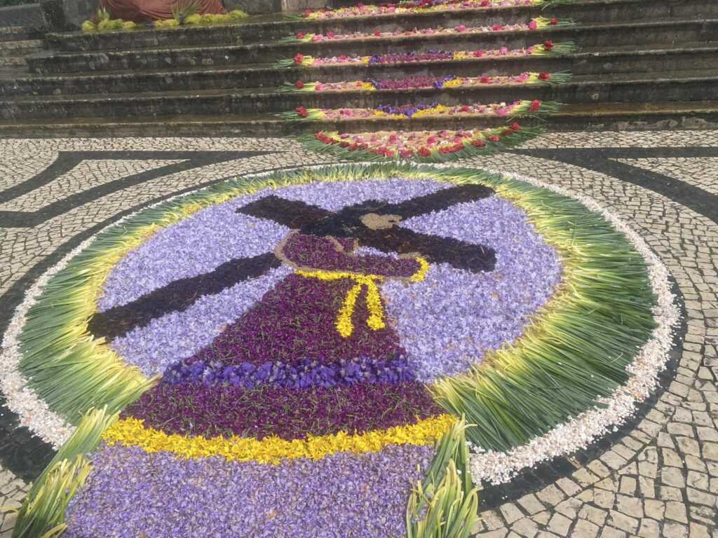 Olalhas mostra arte na decoração das ruas para o culto do Senhor dos Passos