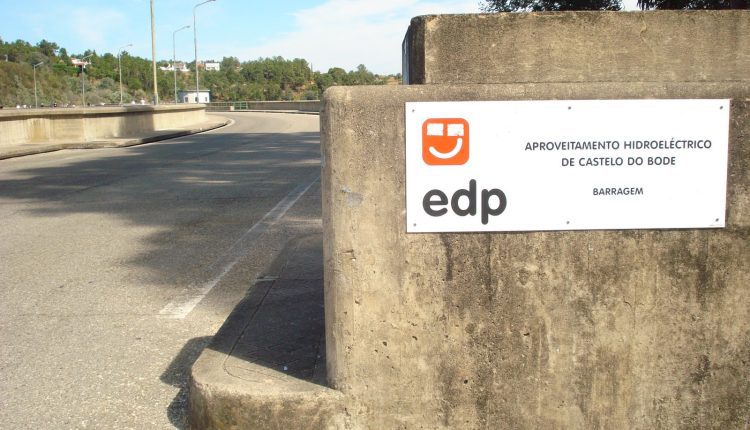 Curiosamente a oferta de emprego é publicada toda em inglês