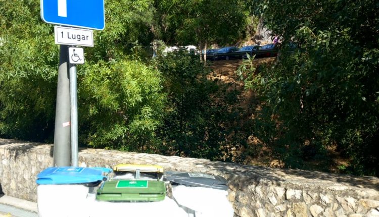 Recipientes para o lixo, limpos e sem cheiros