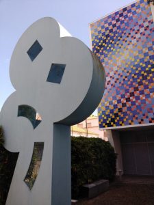 A arvore azul de Jose de Guimaraes e um belo painel azulejar de Eduardo Nery recebem o visitante a entrada do Nucleo de Arte Contemporanea 767x1024 1