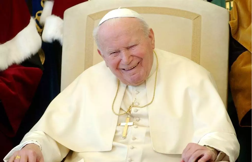 Joao Paulo II sorrindo 381049
