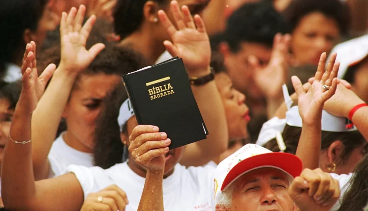 protestantes pentecostais cultos multidoes Veja reproducao