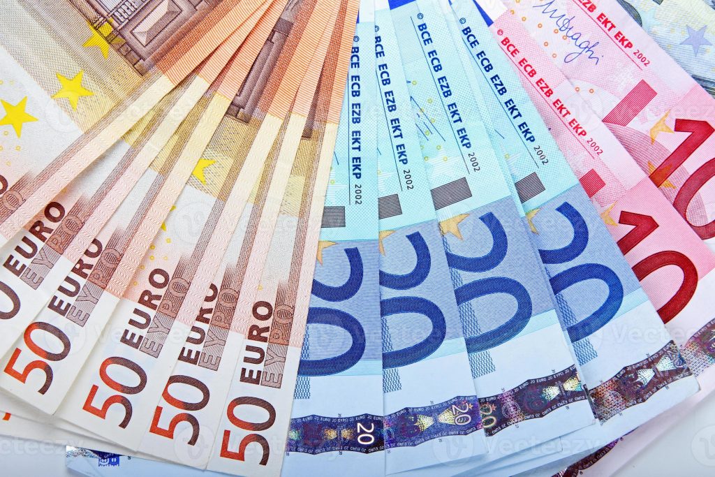 755439 notas de euro em dinheiro foto