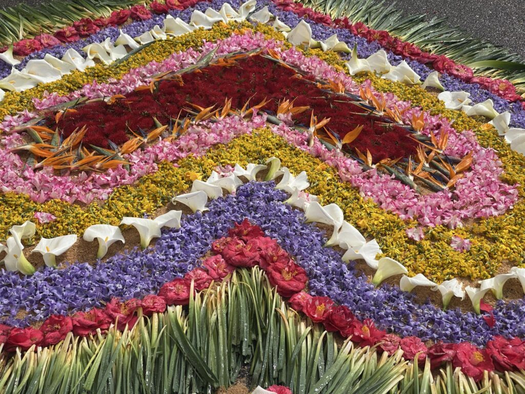Olalhas mostra arte na decoração das ruas para o culto do Senhor dos Passos