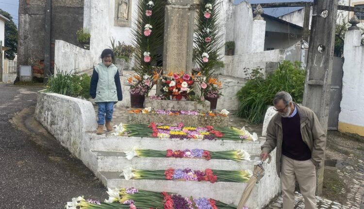 Olalhas mostra arte na decoração das ruas para o culto do Senhor dos Passos
