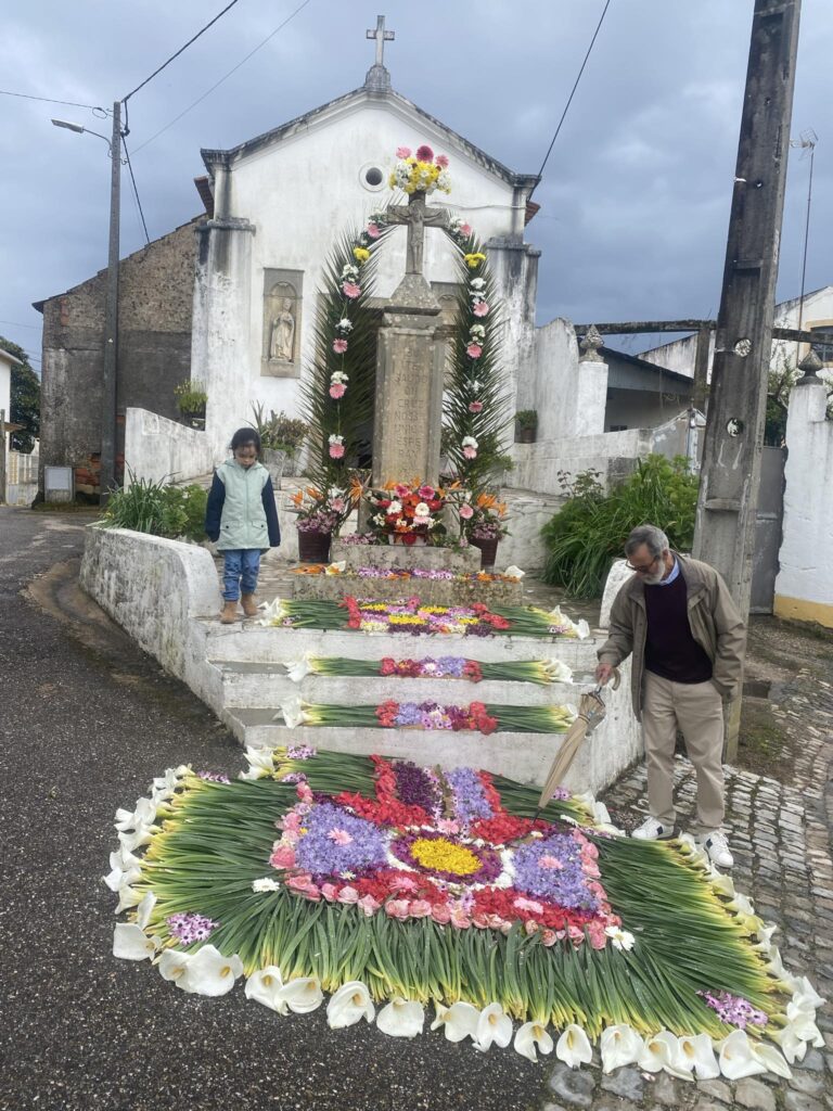 Olalhas mostra arte na decoração das ruas para o culto do Senhor dos Passos