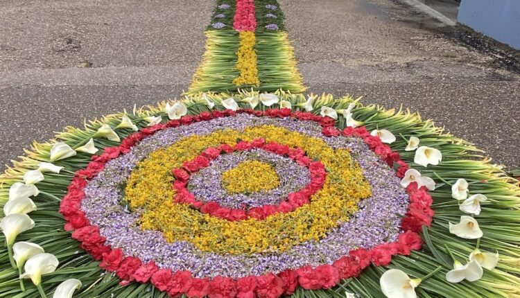Olalhas mostra arte na decoração das ruas para o culto do Senhor dos Passos