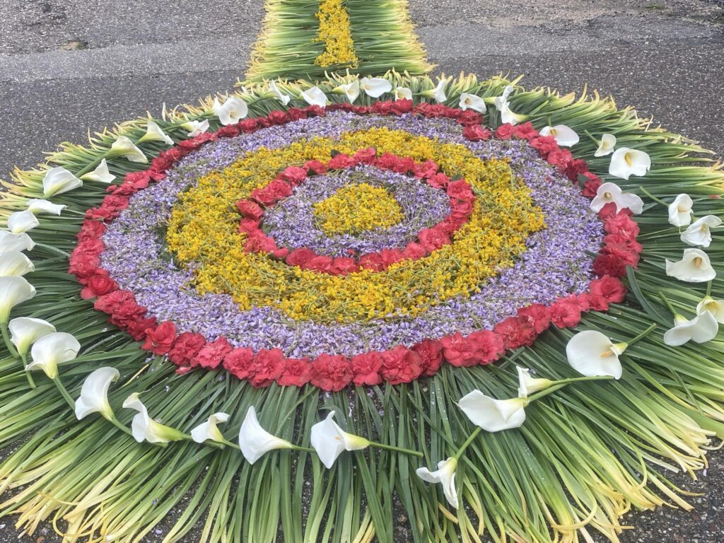Olalhas mostra arte na decoração das ruas para o culto do Senhor dos Passos