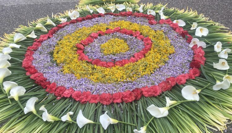 Olalhas mostra arte na decoração das ruas para o culto do Senhor dos Passos
