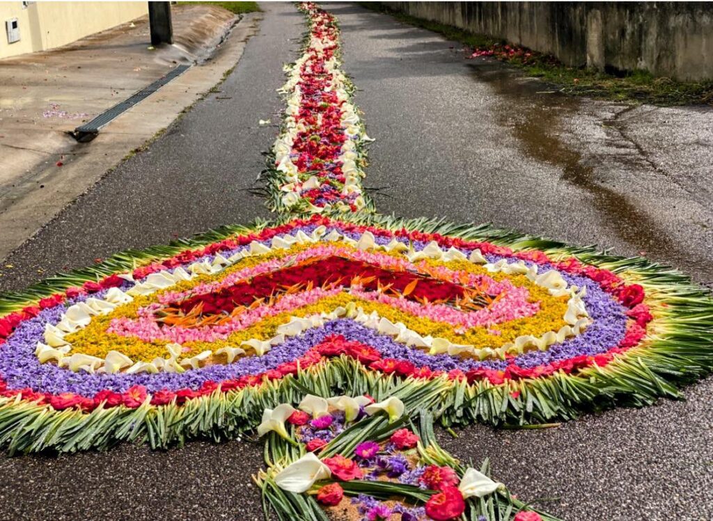 Olalhas mostra arte na decoração das ruas para o culto do Senhor dos Passos