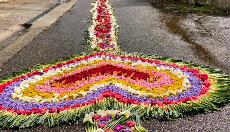 Olalhas mostra arte na decoração das ruas para o culto do Senhor dos Passos