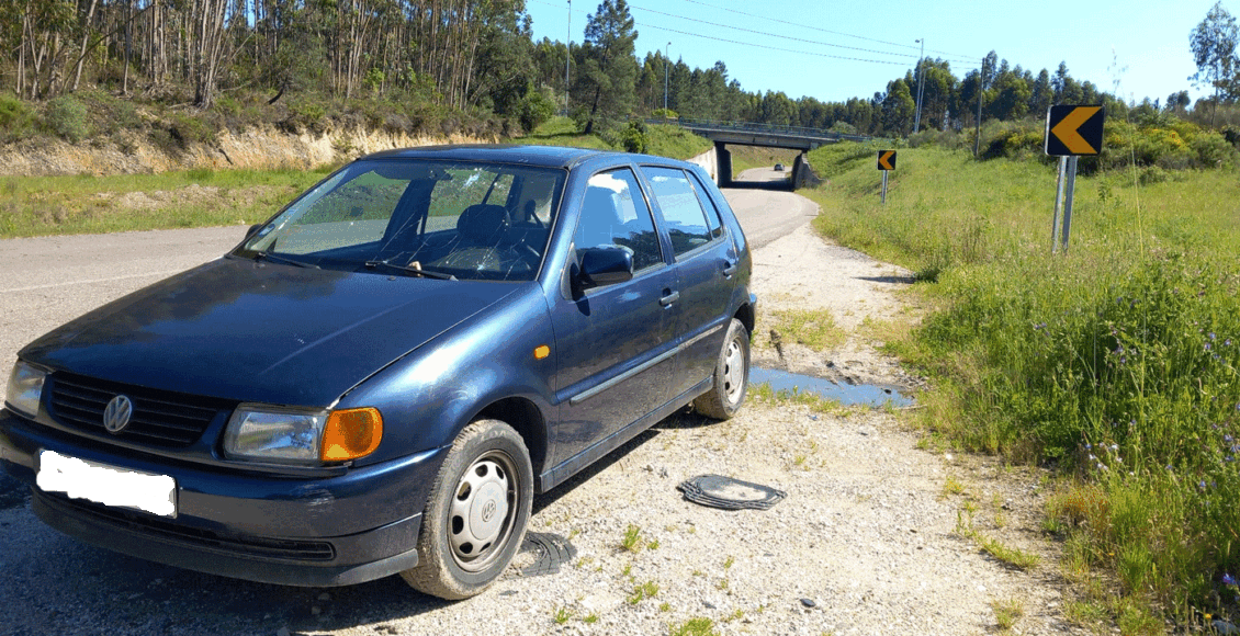 Carro «abandonado» na estrada da Atalaia