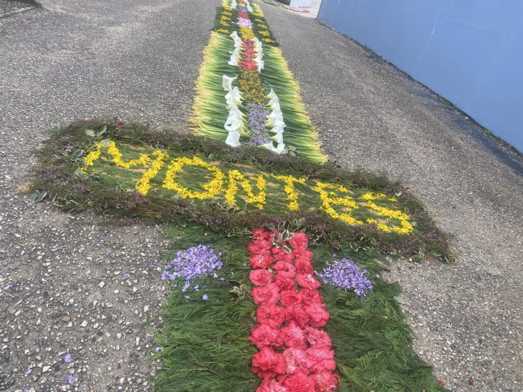 Olalhas mostra arte na decoração das ruas para o culto do Senhor dos Passos