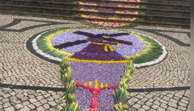 Olalhas mostra arte na decoração das ruas para o culto do Senhor dos Passos