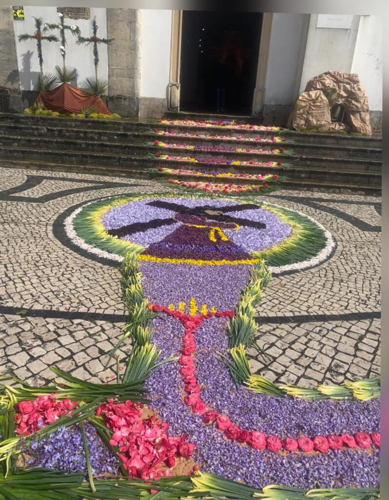 Olalhas mostra arte na decoração das ruas para o culto do Senhor dos Passos