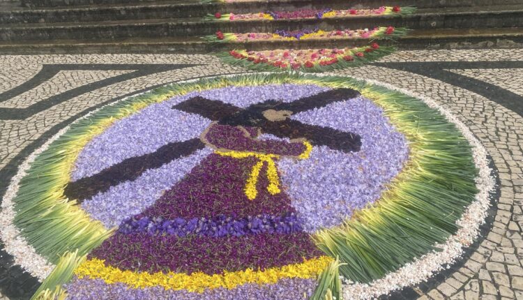Olalhas mostra arte na decoração das ruas para o culto do Senhor dos Passos