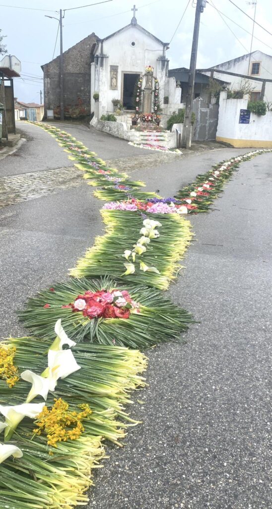 Olalhas mostra arte na decoração das ruas para o culto do Senhor dos Passos