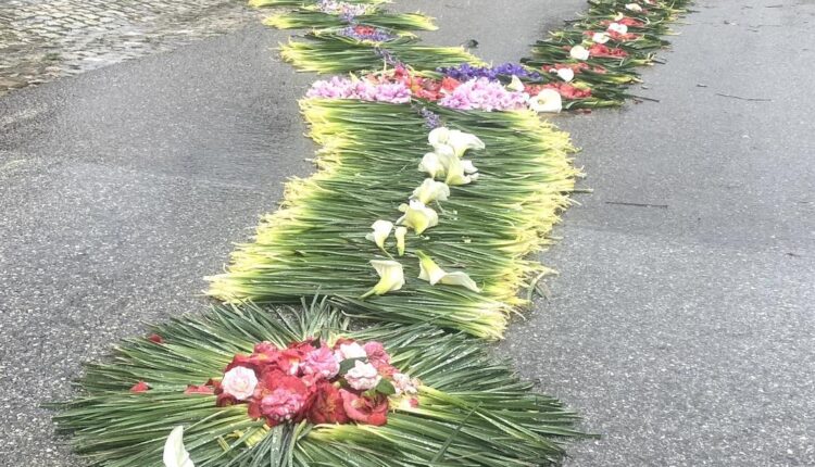 Olalhas mostra arte na decoração das ruas para o culto do Senhor dos Passos