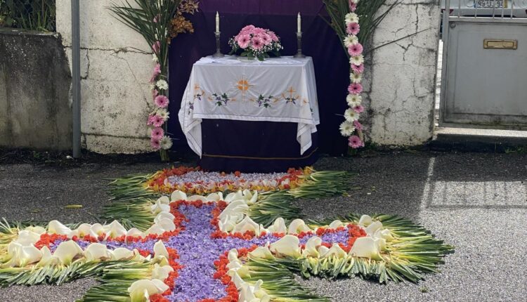Olalhas mostra arte na decoração das ruas para o culto do Senhor dos Passos