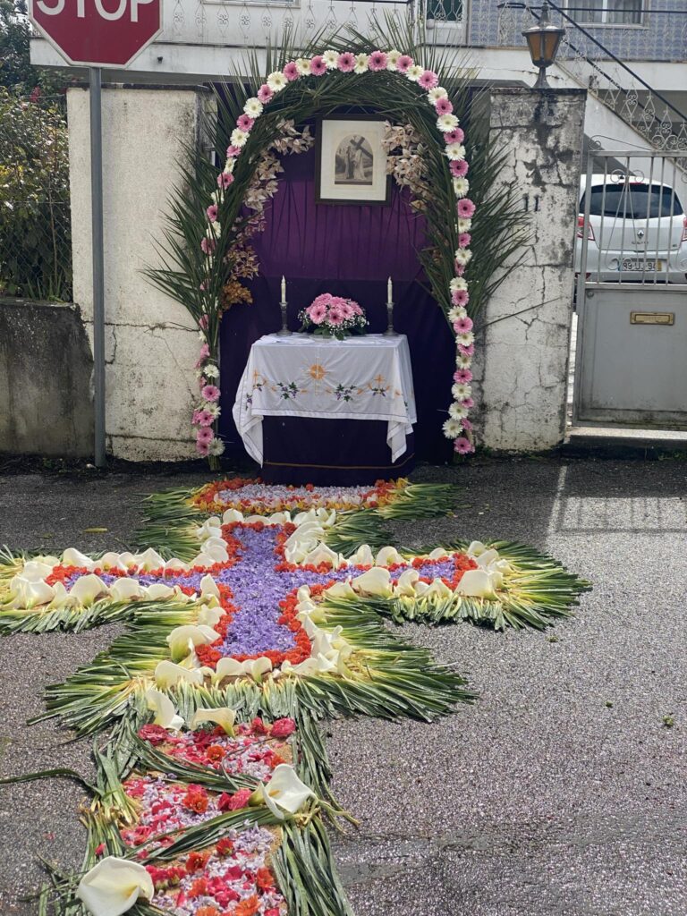Olalhas mostra arte na decoração das ruas para o culto do Senhor dos Passos