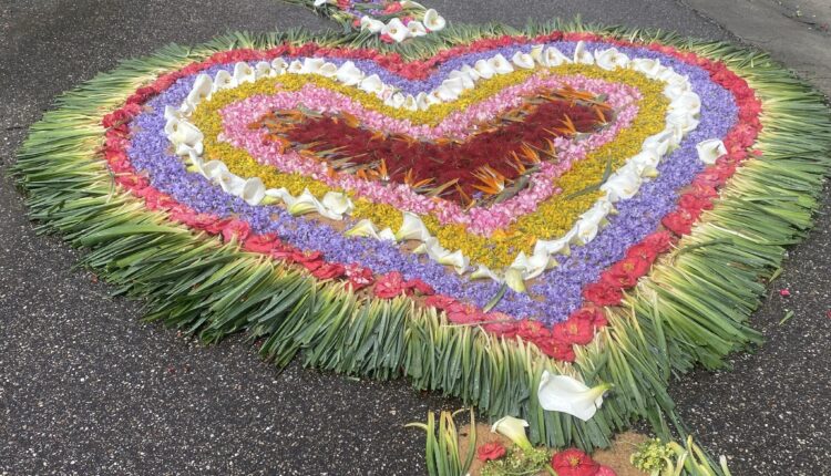 Olalhas mostra arte na decoração das ruas para o culto do Senhor dos Passos