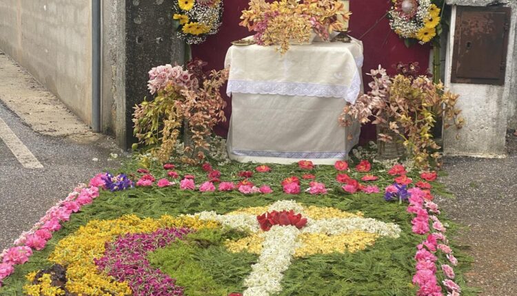 Olalhas mostra arte na decoração das ruas para o culto do Senhor dos Passos