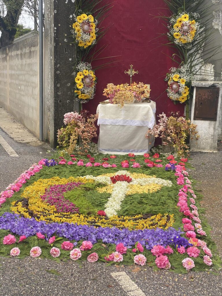 Olalhas mostra arte na decoração das ruas para o culto do Senhor dos Passos