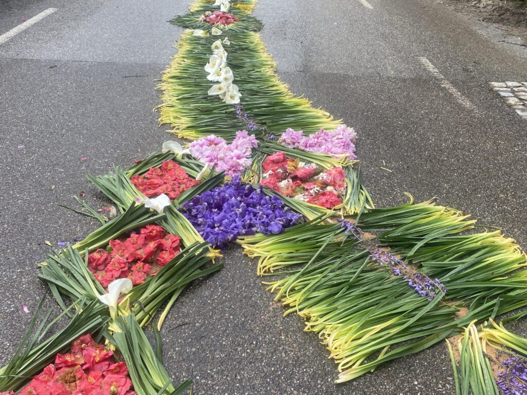 Olalhas mostra arte na decoração das ruas para o culto do Senhor dos Passos