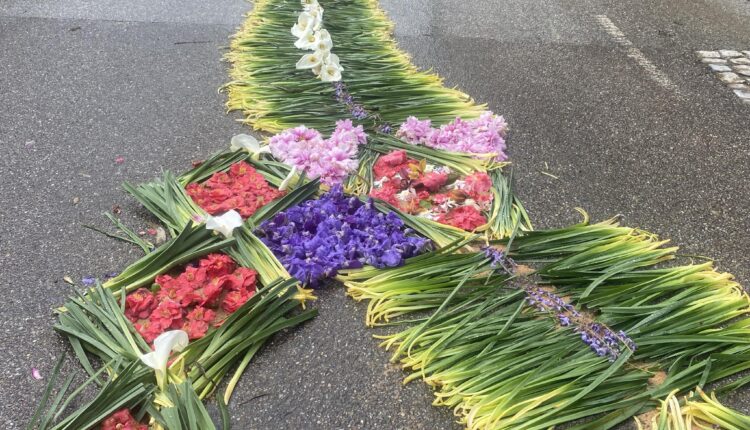 Olalhas mostra arte na decoração das ruas para o culto do Senhor dos Passos