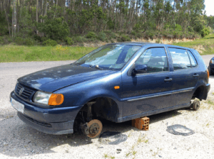Carro «abandonado» na estrada da Atalaia alvo de vandalismo