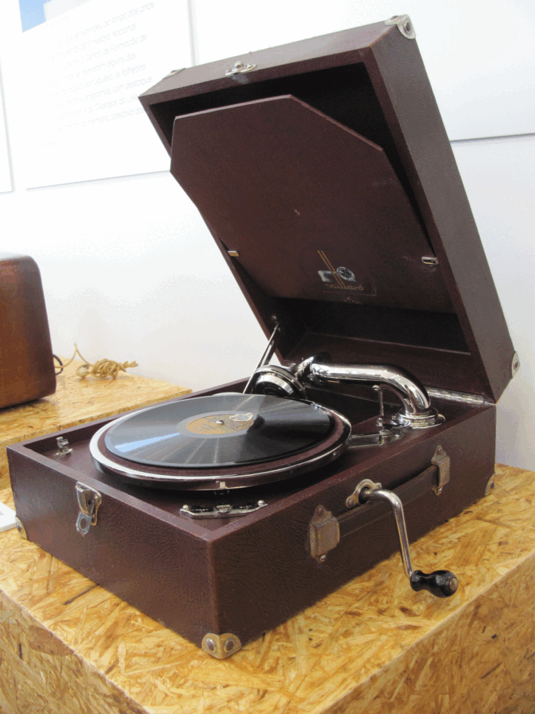 Linhaceira inaugura museu e coloca-se na vanguarda da história da rádio