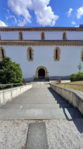 Começaram hoje as obras de conservação no Pórtico da Igreja de Santa Maria dos Olivais