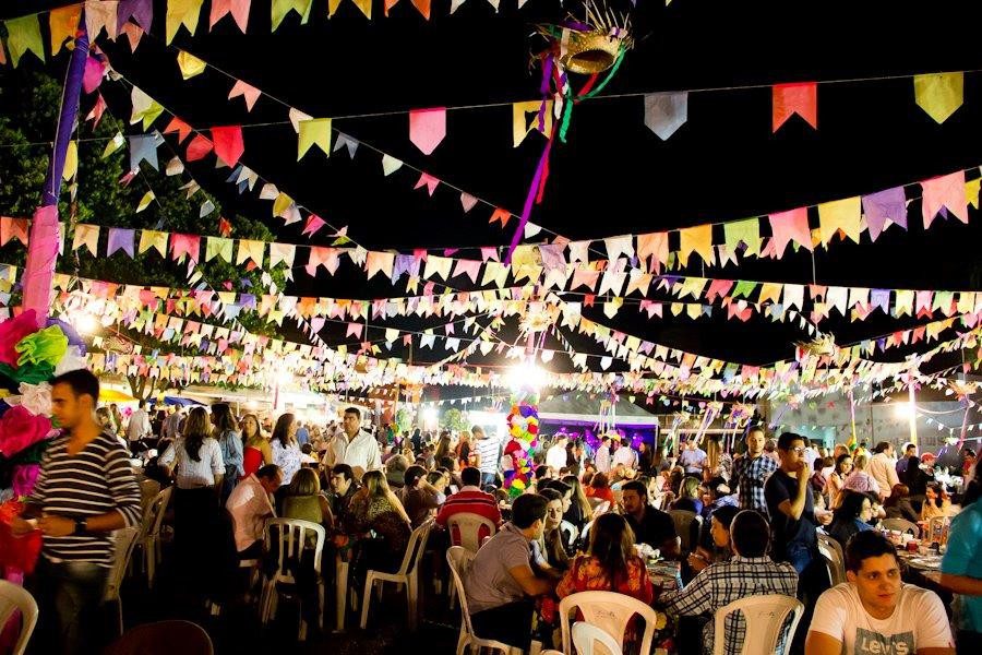 Quem vai mais a festas e festarolas, os candidatos do PS ou do PSD?