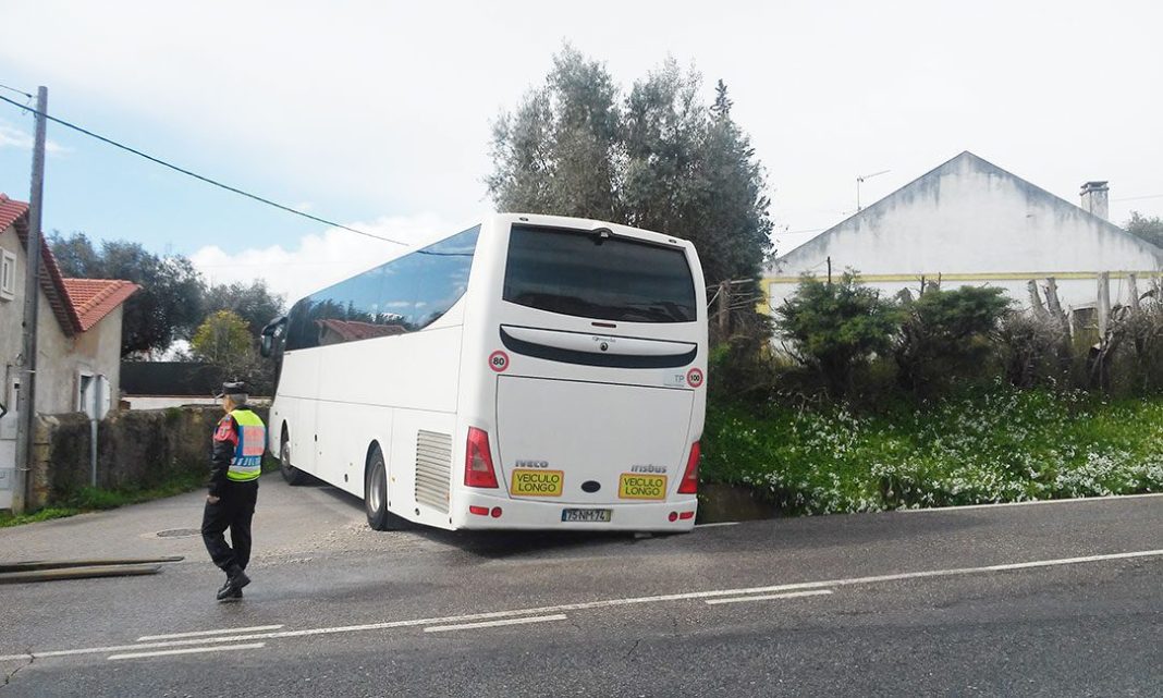Autocarro de turistas sofre pequeno acidente na Venda da Gaita