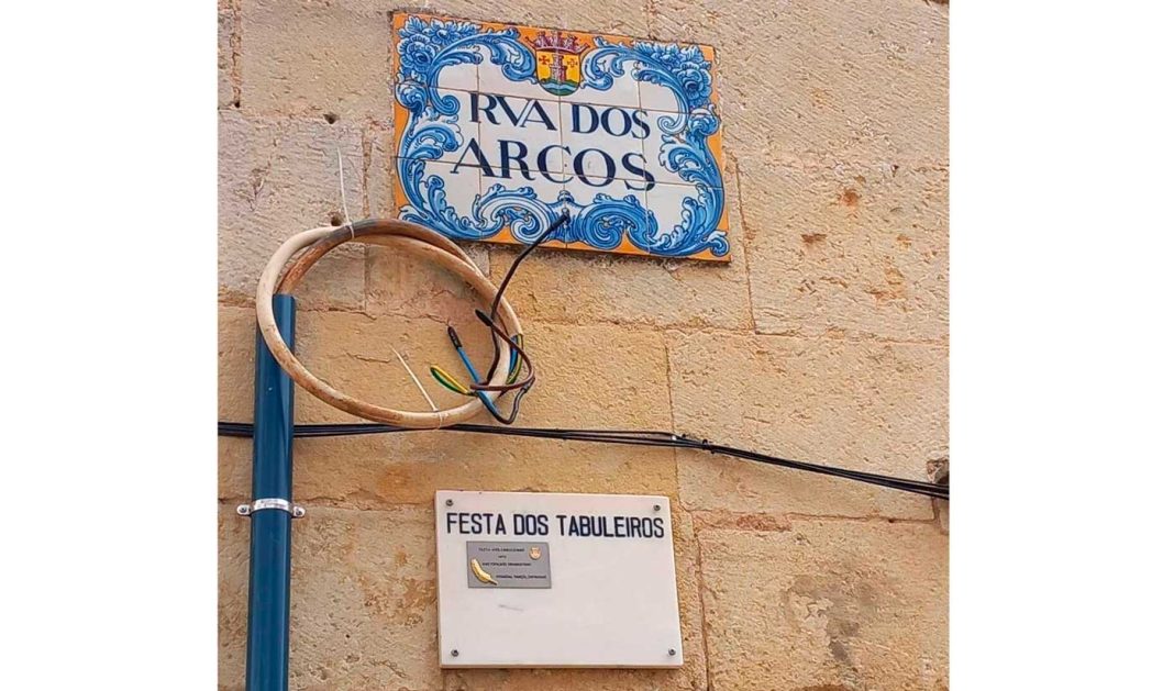 Tomar: Há fios elétricos e de telefone a mais nas fachadas dos prédios do centro histórico