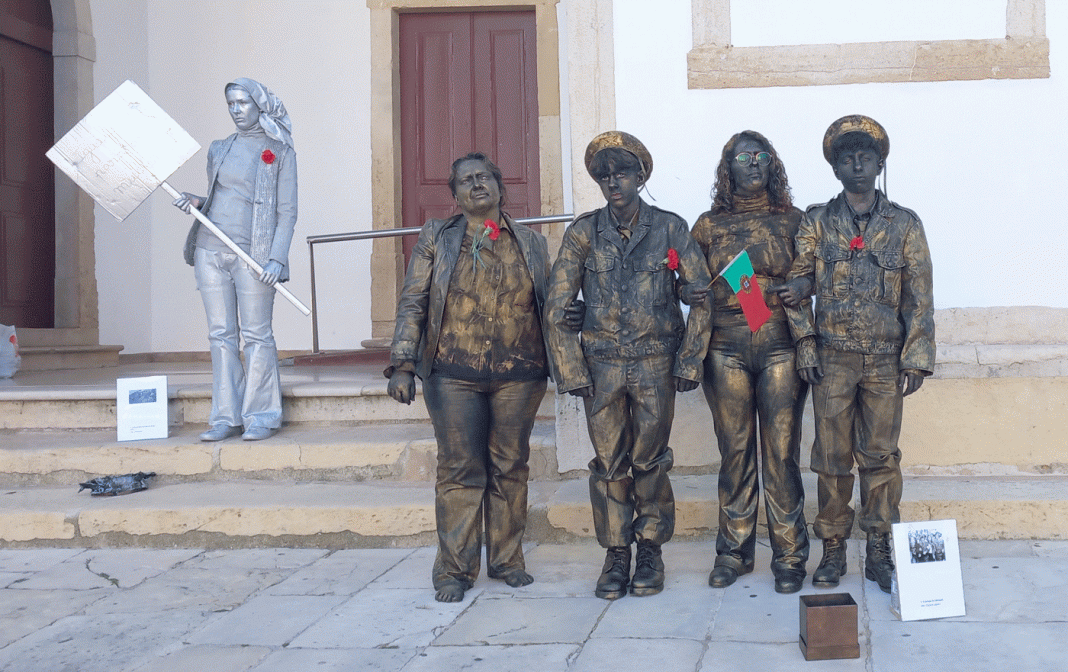Estátuas Vivas evocam 25 de Abril na Praça da República