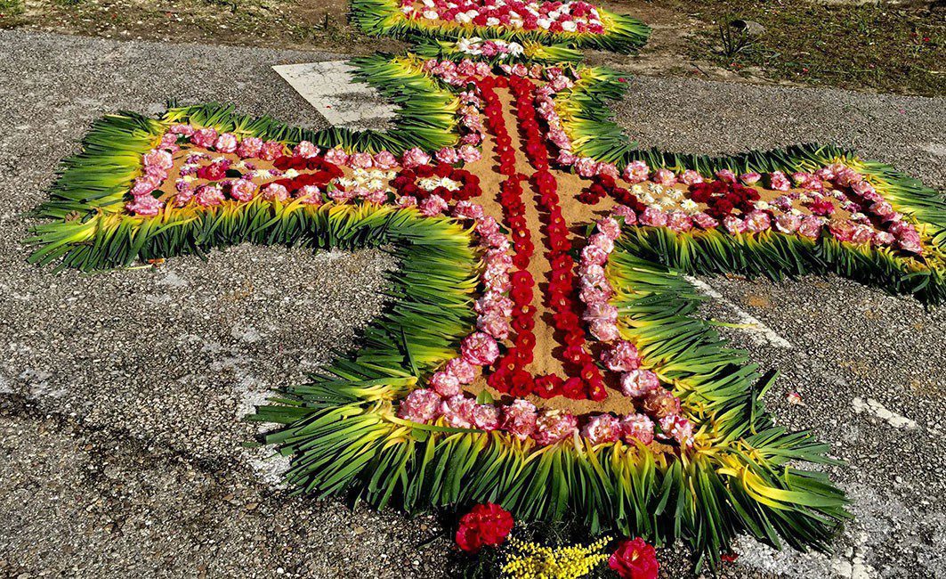 Olalhas engalanou-se para a procissão do Senhor dos Passos