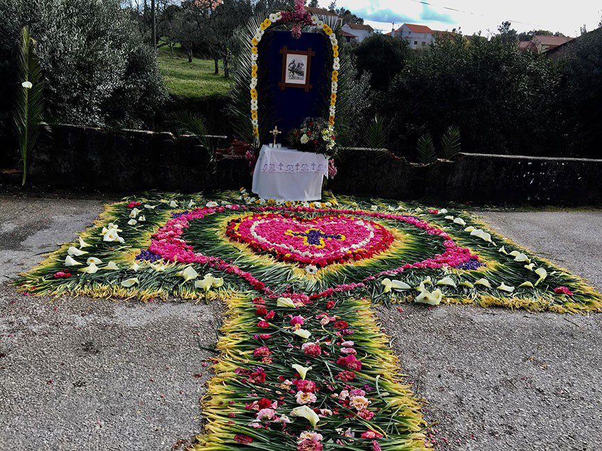 Olalhas engalanou-se para a procissão do Senhor dos Passos