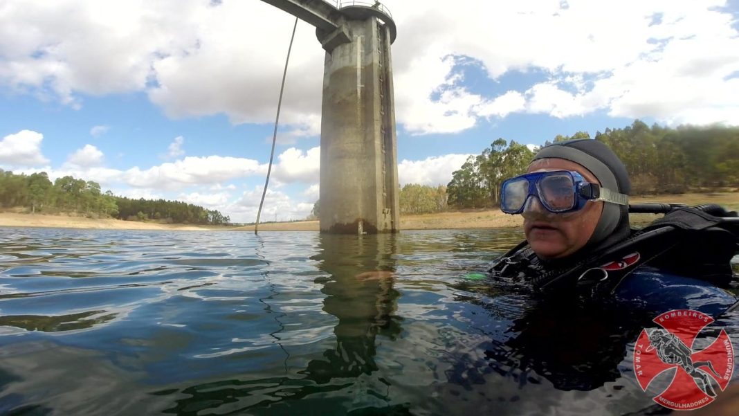 Bombeiros de Tomar mergulham na barragem do Carril para verificar o atual nível da água