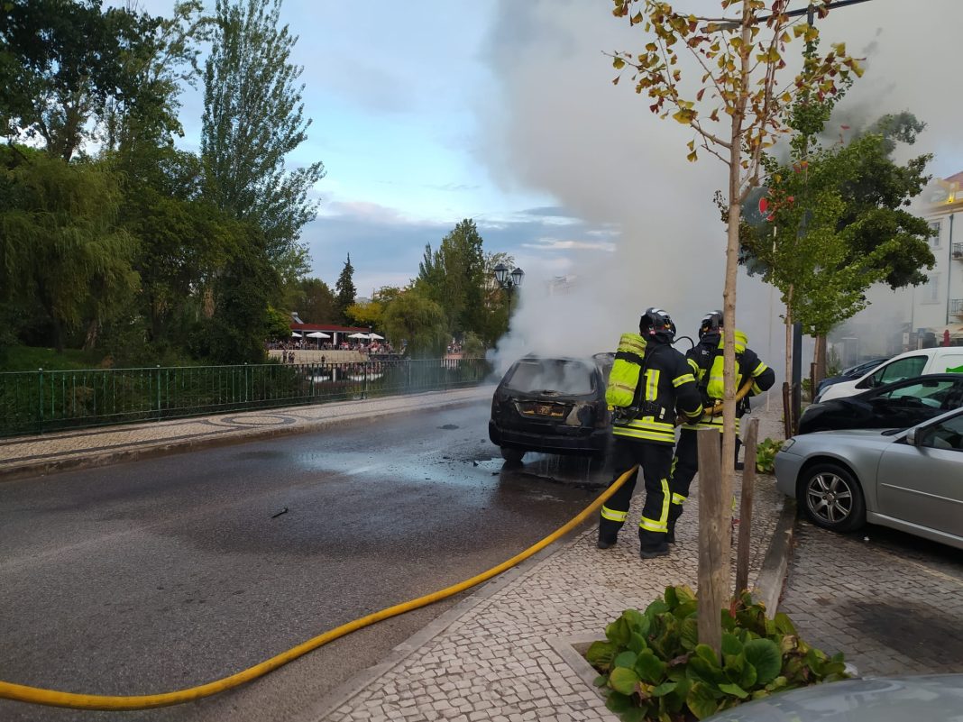 Veículo arde em plena rua de Tomar