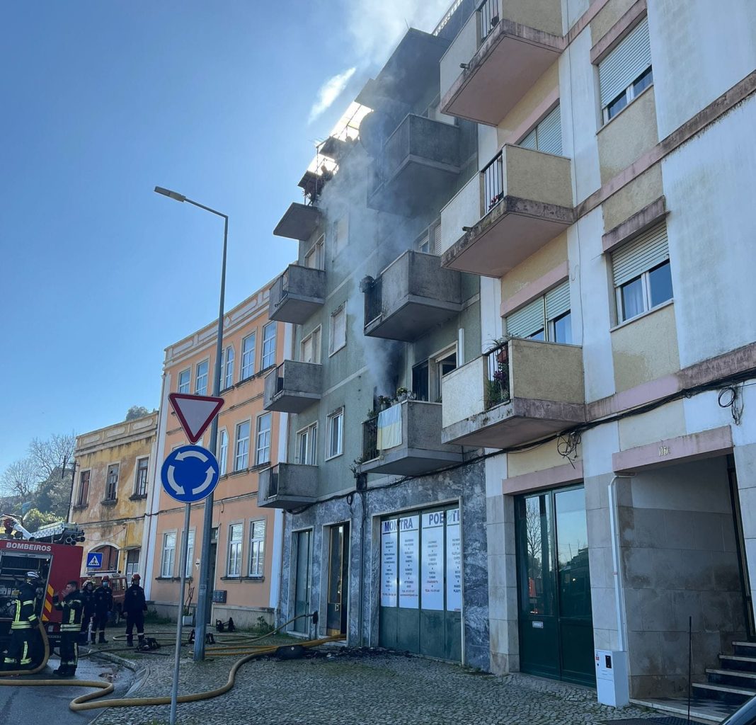 Incêndio urbano causou grandes estragos numa habitação em Tomar